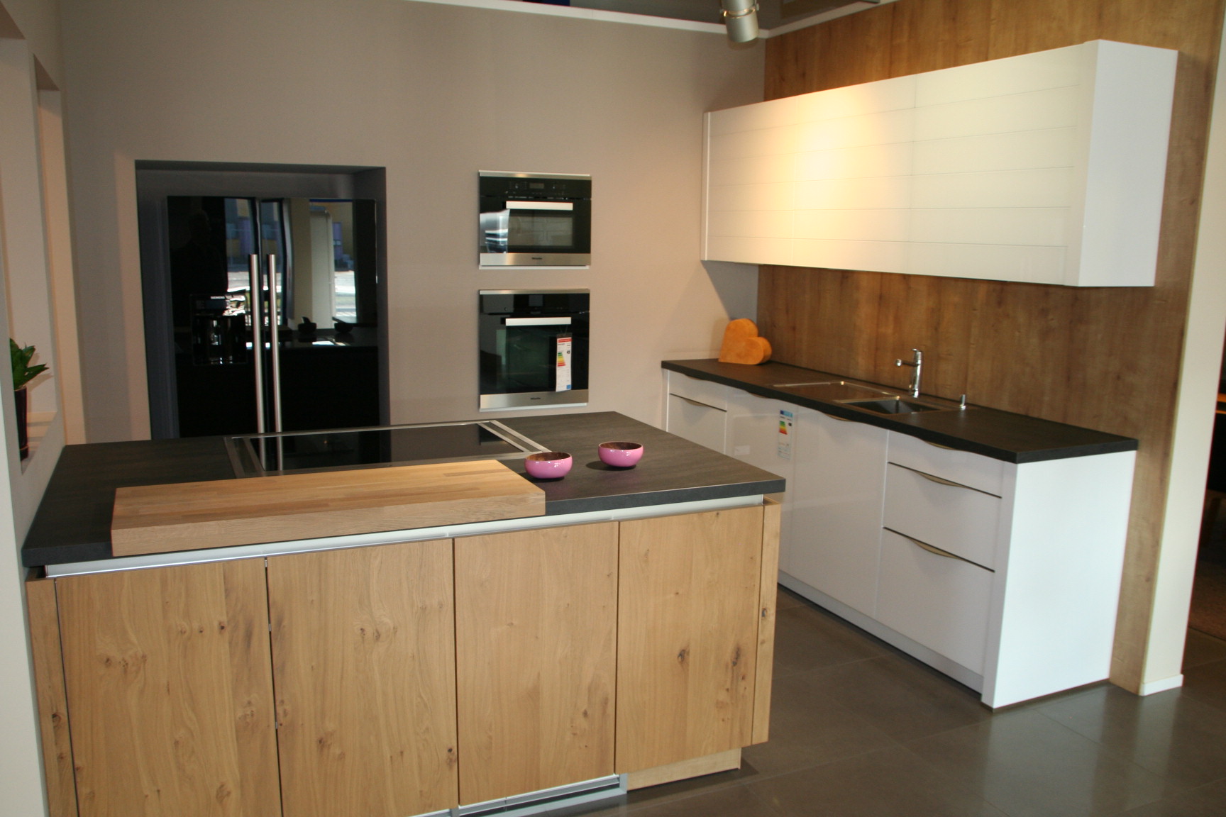 Günstige Musterküche - Inselküche von Schüller - erhältlich in Hallstadt