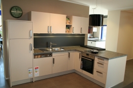 günstige Küche L-Form aus Küchen-Design-Studio B & R Handels- und Planungs G 96103 Hallstadt Deutschland